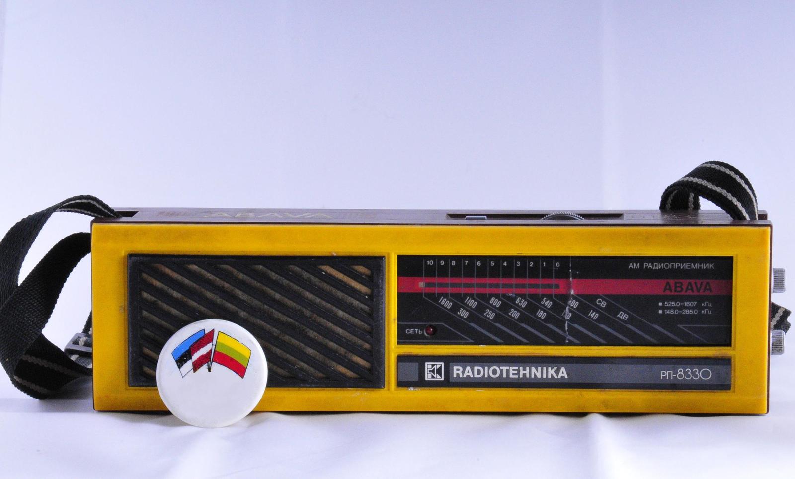Portable radio and badge for the Baltic unity from 1989, Latvia