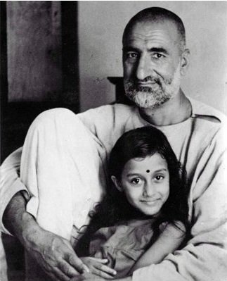 Khan Abdul Ghaffar Khan (Bacha Khan) with Indira Gandhi — leader of the Khudai Khidmatgar nonviolent movement